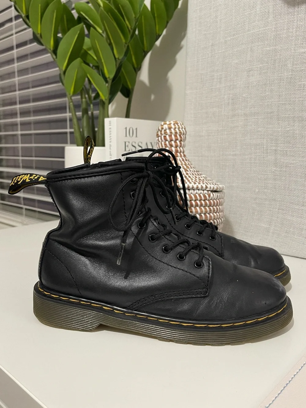 DR. MARTENS doc youth kids 4 black boots